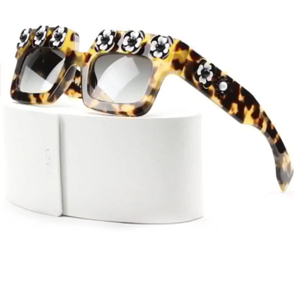 PRADA Tortoise Shell / Grey
Gradient SPR25P Flower Poeme Square LIKE NEW w case - Picture 8 of 14